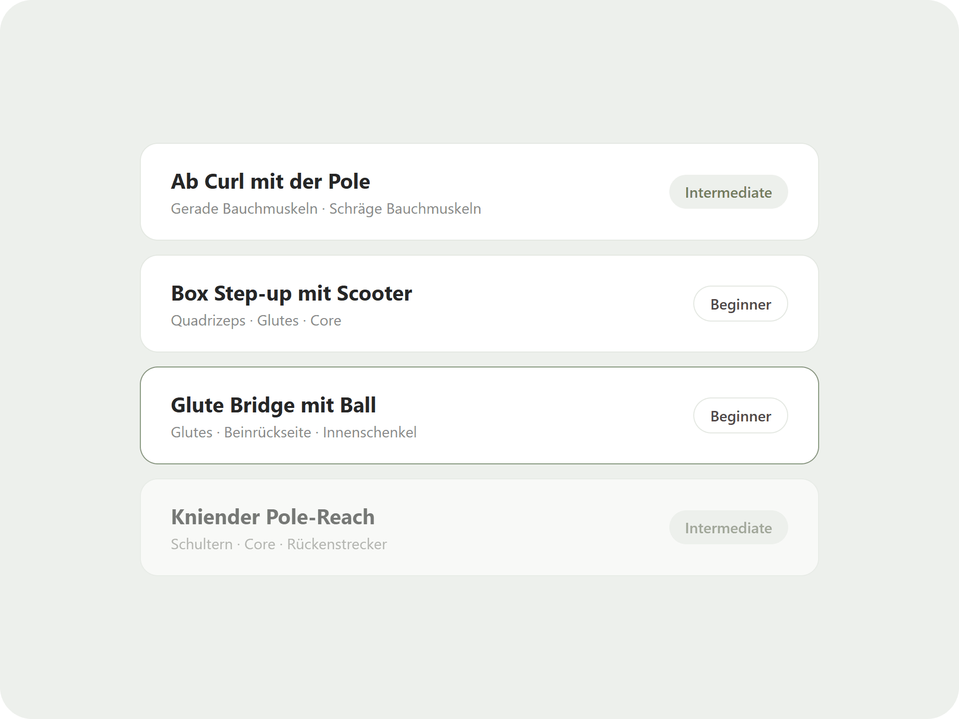 Liste von vier Übungen mit Namen, Muskelgruppen und Level-Badge